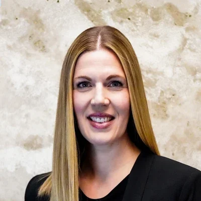 A headshot photo of Lynn Peterson